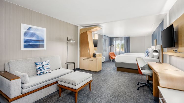 Courtyard Columbus/PhenixCity Riverfront Suite