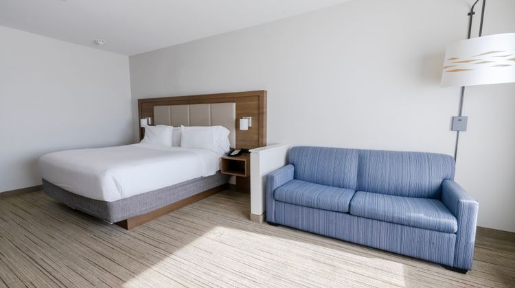 Holiday Inn Express & Suites Dallas NE Room