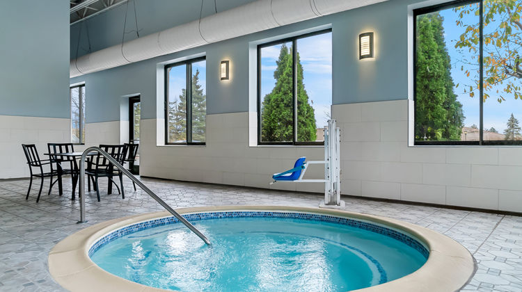 HomeTowne Studios Flint Pool