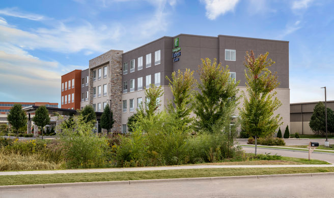 Holiday Inn Express & Stes Madison West Exterior