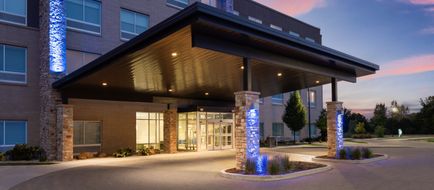 Holiday Inn Express & Stes Madison West Exterior