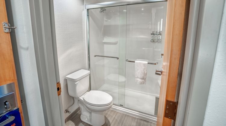 Holiday Inn Express & Suites Hayward Room