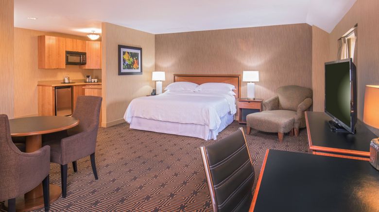 <b>Sheraton Springfield Monarch Place Hotel Suite</b>. Images powered by <a href="https://www.leonardoworldwide.com/" title="Leonardo Worldwide" target="_blank">Leonardo</a>.