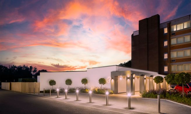 Holiday Inn Gatwick Airport Exterior