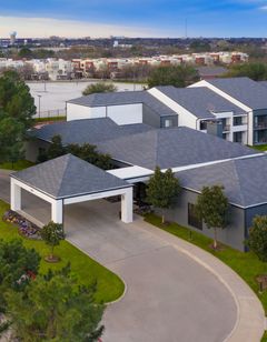 Courtyard Dallas Arlington/Entertainment