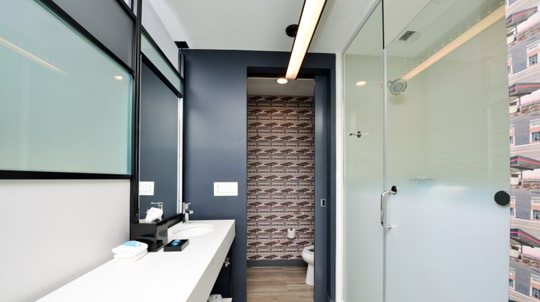 <b>aloft North Kansas City Room</b>. Images powered by <a href="https://www.leonardoworldwide.com/" title="Leonardo Worldwide" target="_blank">Leonardo</a>.