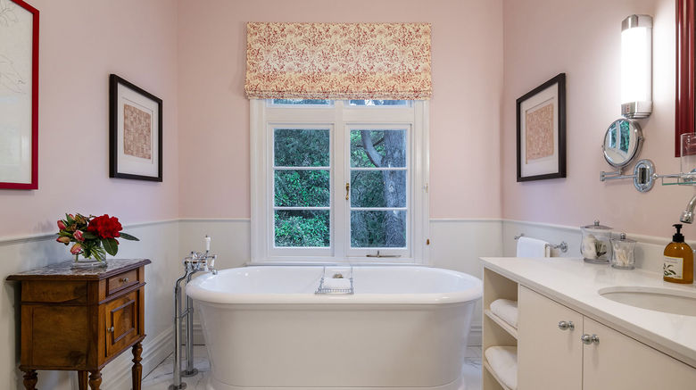 <b>Otahuna Lodge Room</b>. Images powered by <a href="https://www.leonardoworldwide.com/" title="Leonardo Worldwide" target="_blank">Leonardo</a>.