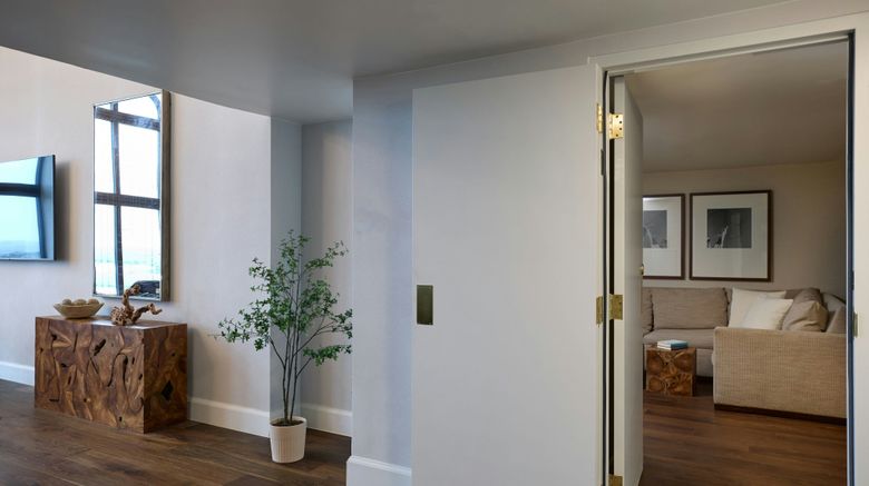 <b>Renaissance Austin Hotel Suite</b>. Images powered by <a href="https://www.leonardoworldwide.com/" title="Leonardo Worldwide" target="_blank">Leonardo</a>.