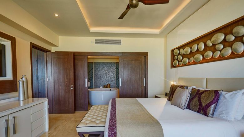 <b>Royalton Blue Waters Montego Bay Room</b>. Images powered by <a href="https://www.leonardoworldwide.com/" title="Leonardo Worldwide" target="_blank">Leonardo</a>.