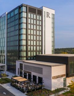 Renaissance Milwaukee West Hotel