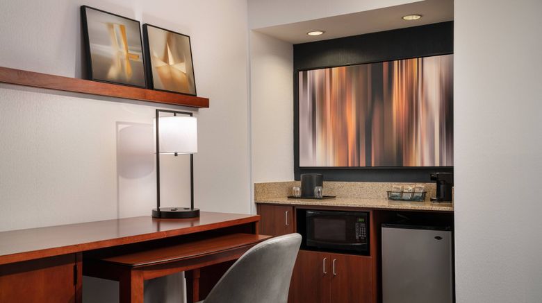 <b>Courtyard by Marriott Pleasanton Room</b>. Images powered by <a href="https://www.leonardoworldwide.com/" title="Leonardo Worldwide" target="_blank">Leonardo</a>.