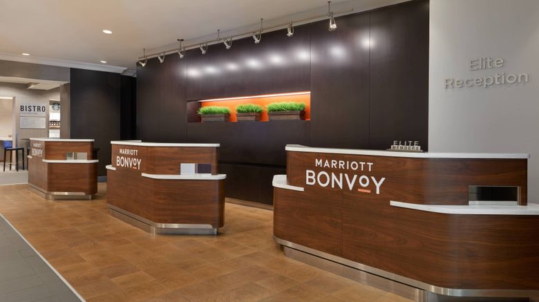 <b>Courtyard by Marriott Toronto Downtown Lobby</b>. Images powered by <a href="https://www.leonardoworldwide.com/" title="Leonardo Worldwide" target="_blank">Leonardo</a>.