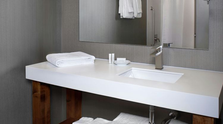 Courtyard by Marriott Toronto Downtown Room