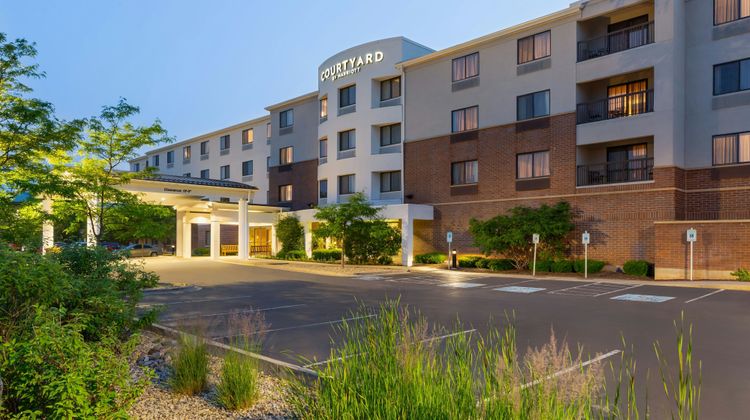 Courtyard by Marriott Madison West Exterior