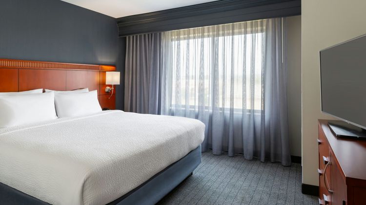 Courtyard by Marriott Madison West Suite