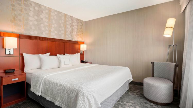 Courtyard Springfield Suite