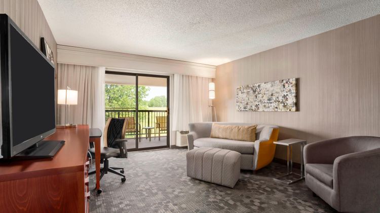 Courtyard Springfield Suite