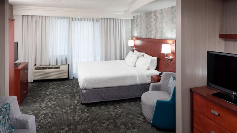<b>Courtyard Suffolk Chesapeake Hotel Suite</b>. Images powered by <a href="https://www.leonardoworldwide.com/" title="Leonardo Worldwide" target="_blank">Leonardo</a>.
