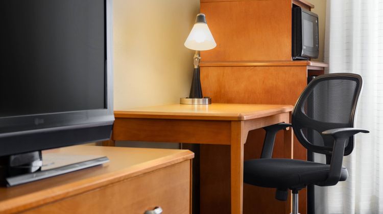 Fairfield Inn & Suites Toledo Maumee Room
