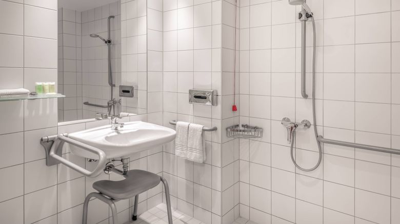 <b>Courtyard by Marriott Munich City Center Room</b>. Images powered by <a href="https://www.leonardoworldwide.com/" title="Leonardo Worldwide" target="_blank">Leonardo</a>.