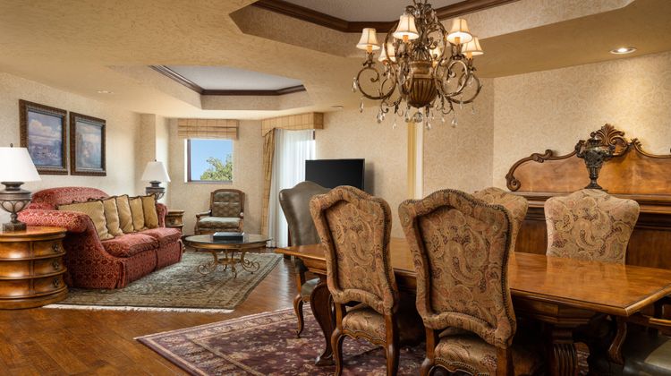 Renaissance Tulsa Hotel & Convention Ctr Suite