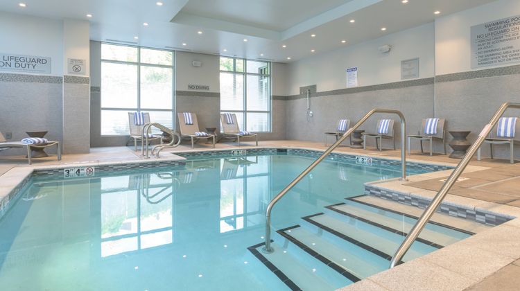 Courtyard by Marriott Edgewater NYC Area Pool