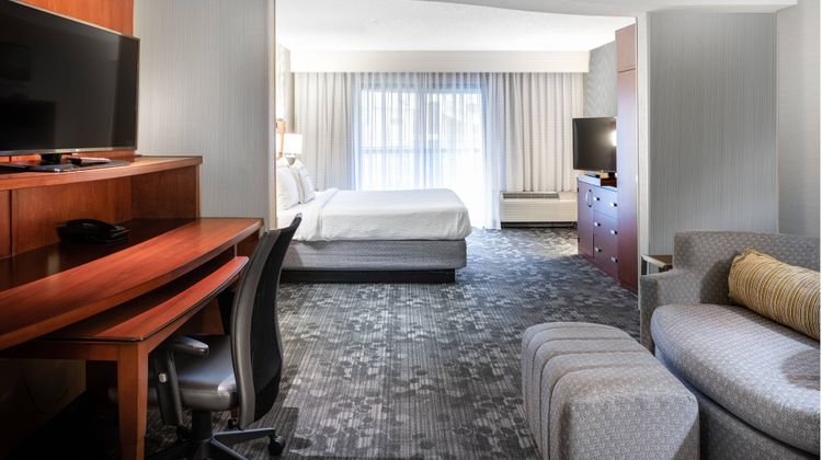 Courtyard by Marriott Denton Suite