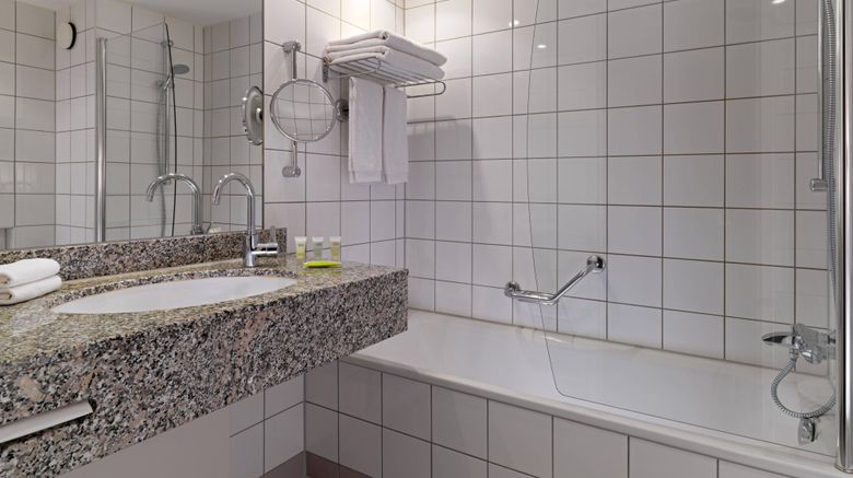 <b>Courtyard by Marriott Duesseldorf Hafen Room</b>. Images powered by <a href="https://www.leonardoworldwide.com/" title="Leonardo Worldwide" target="_blank">Leonardo</a>.