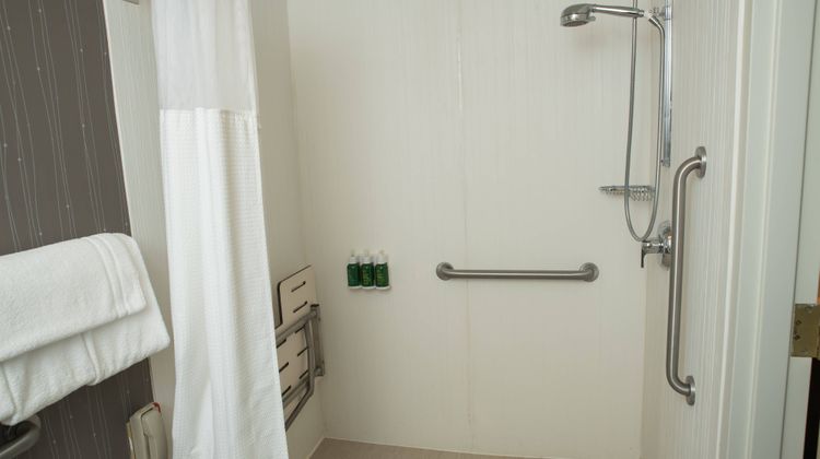 Courtyard by Marriott Erie Room