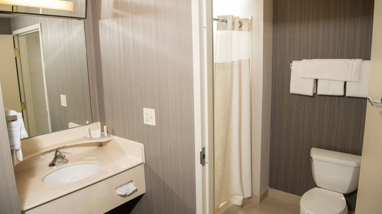 Courtyard by Marriott Erie Room