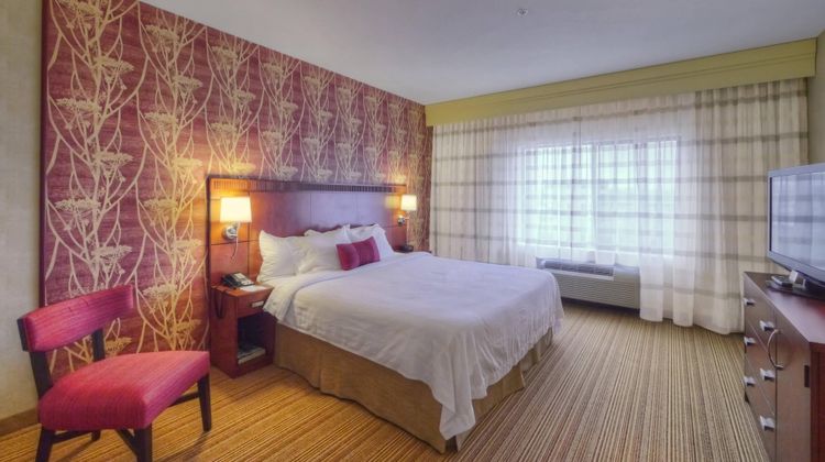 Courtyard Medford Airport Suite