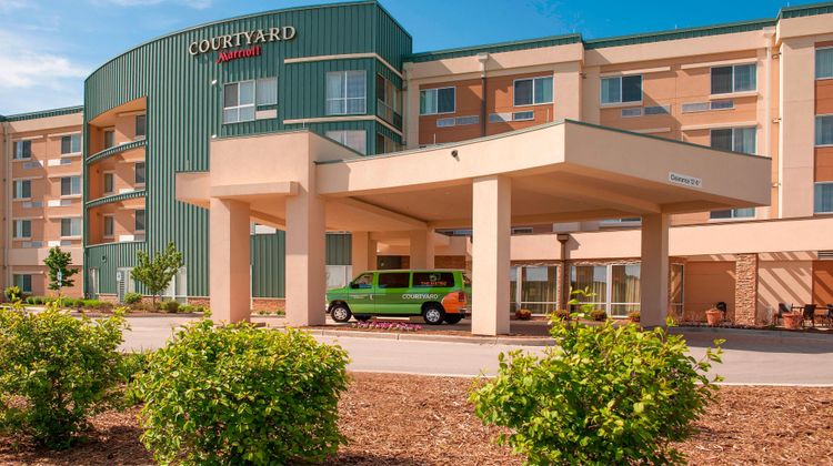 Courtyard Milwaukee Airport Exterior