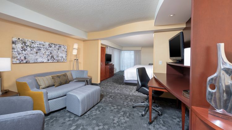 Courtyard Milwaukee Airport Suite