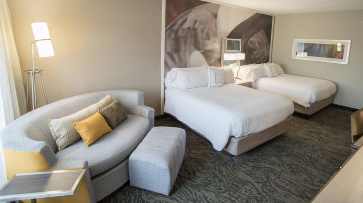 Courtyard by Marriott Hickory Room