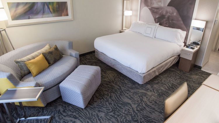 Courtyard by Marriott Hickory Room