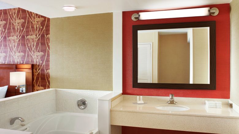 <b>Courtyard by Marriott Niagara Falls Room</b>. Images powered by <a href="https://www.leonardoworldwide.com/" title="Leonardo Worldwide" target="_blank">Leonardo</a>.