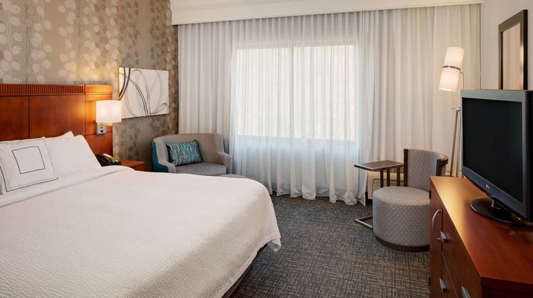 Courtyard Pittsburgh Waterfront Suite