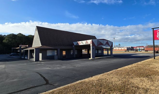 HomeTowne Studios LaGrange Exterior