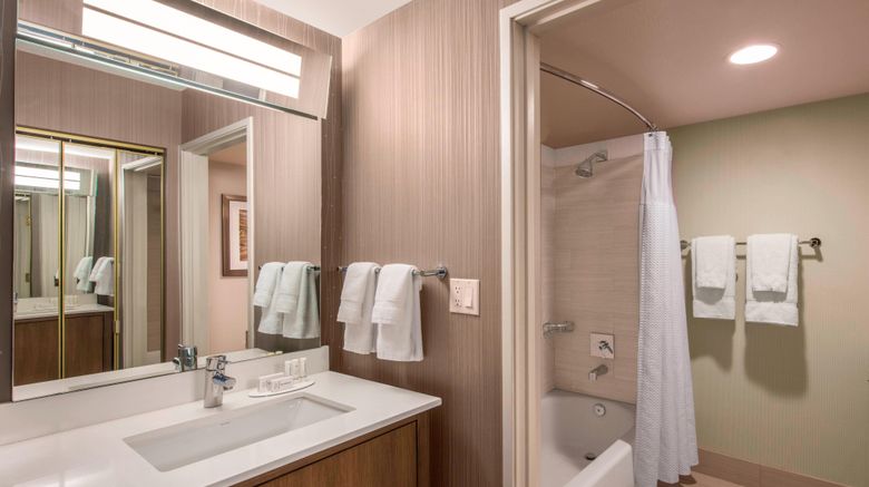 <b>Courtyard Green Valley Marriott Room</b>. Images powered by <a href="https://www.leonardoworldwide.com/" title="Leonardo Worldwide" target="_blank">Leonardo</a>.