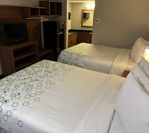 HomeTowne Studios Hagerstown Room
