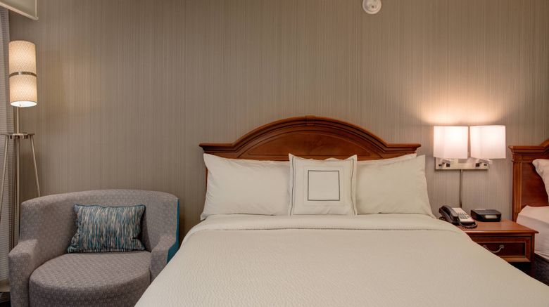 <b>Courtyard by Marriott Chapel Hill Room</b>. Images powered by <a href="https://www.leonardoworldwide.com/" title="Leonardo Worldwide" target="_blank">Leonardo</a>.
