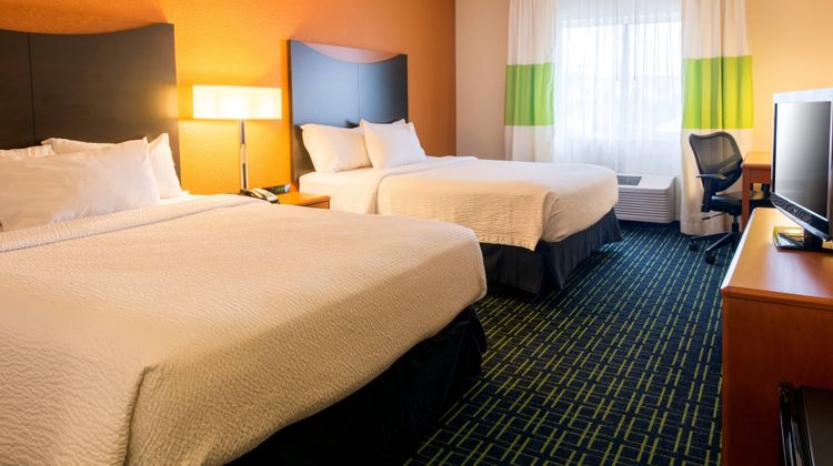Fairfield Inn & Suites Canton Room