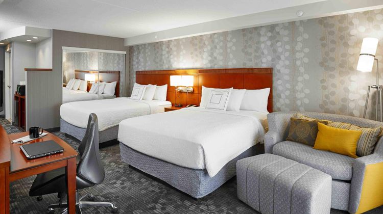 Courtyard Toronto Brampton Room
