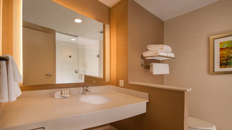 Fairfield Inn & Suites Altoona Room
