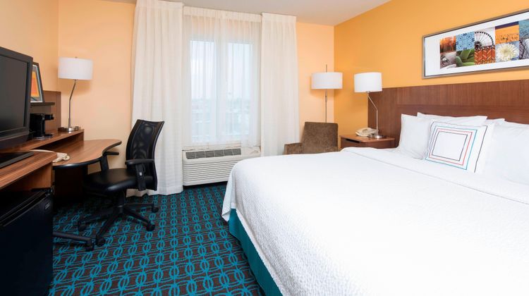 Fairfield Inn & Suites Chicago Room