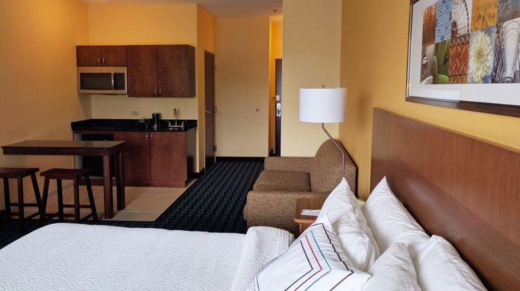 Fairfield Inn & Suites Chicago Room
