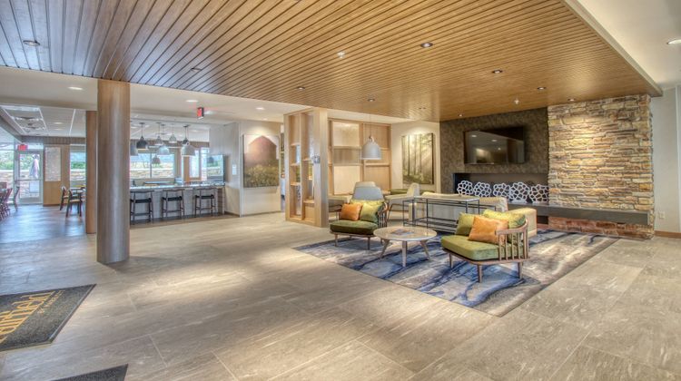 Fairfield Inn & Suites Appleton Lobby