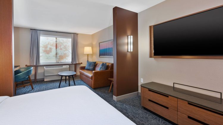 Fairfield Inn & Suites Kalamazoo Suite