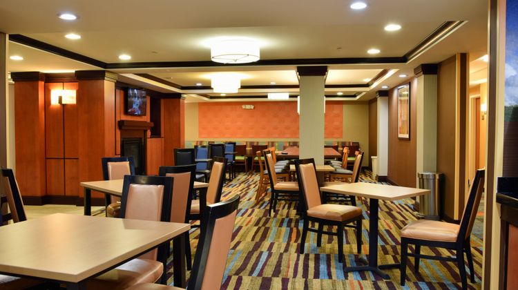 Fairfield Inn & Suites Hartford Airport Restaurant