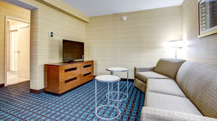 Fairfield Inn/Suites Springfield-Holyoke Room
